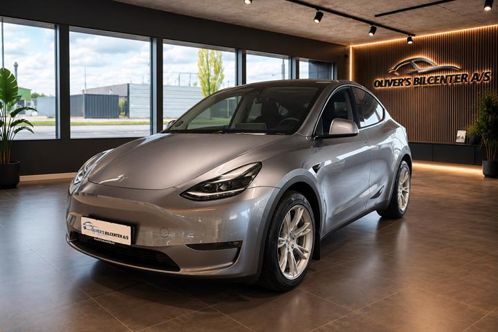 Grå Tesla Model Y fra 2024