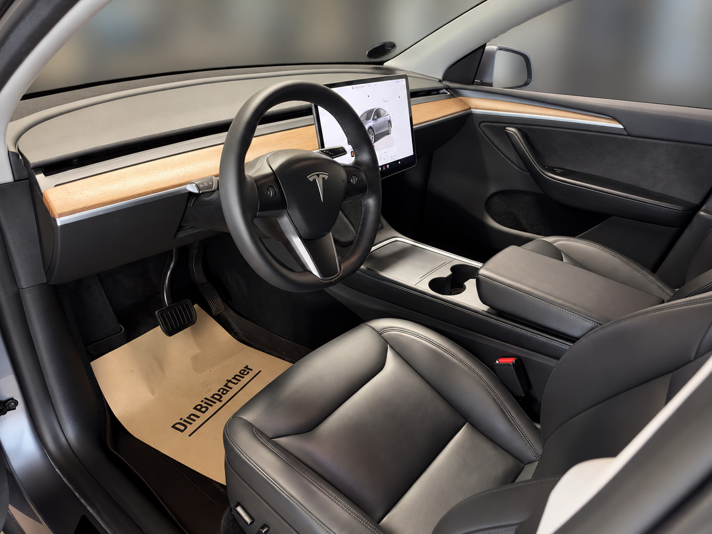 Grå Tesla Model Y fra 2024