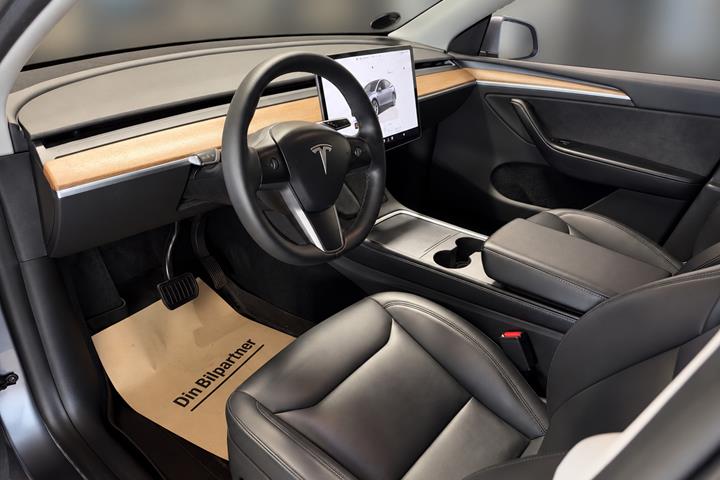 Grå Tesla Model Y fra 2024