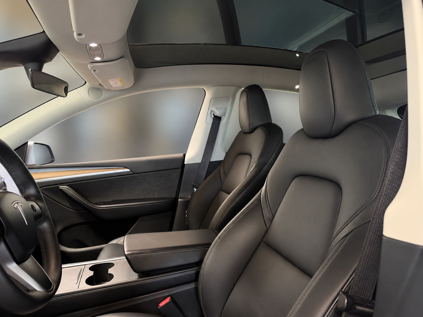 Grå Tesla Model Y fra 2024