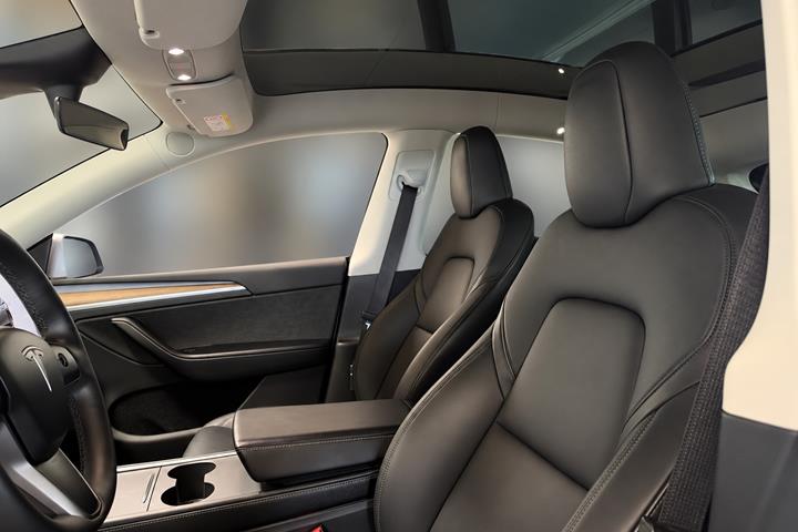 Grå Tesla Model Y fra 2024