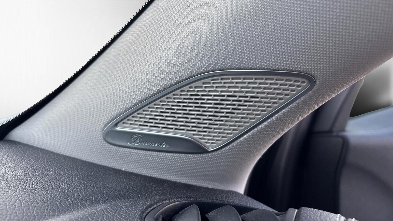 Grå Mercedes EQB250 fra 2023