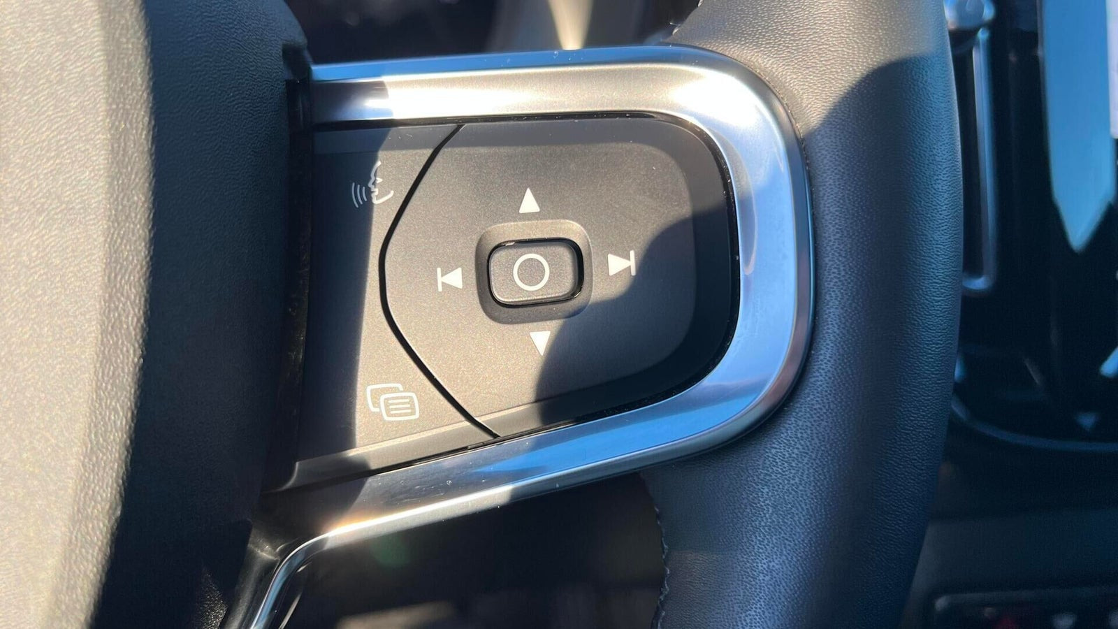 Sølv Volvo XC40 fra 2023