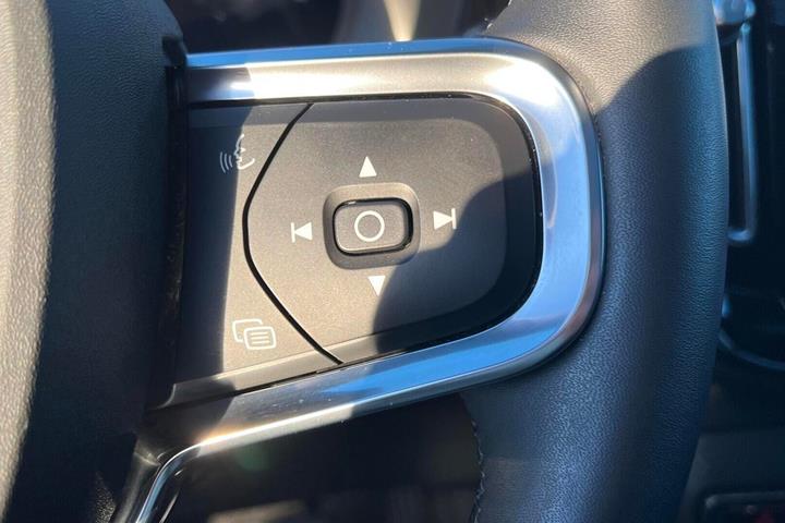 Sølv Volvo XC40 fra 2023