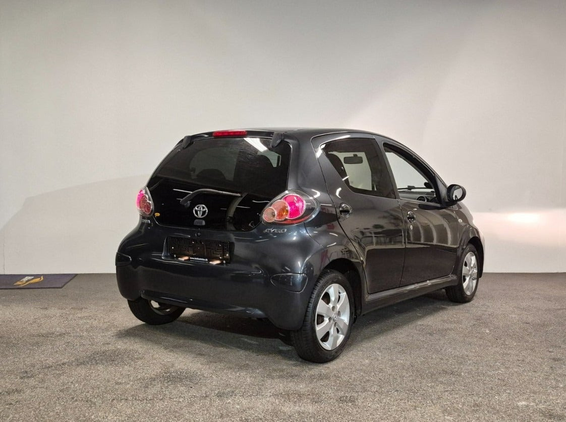 Grå Toyota Aygo fra 2014