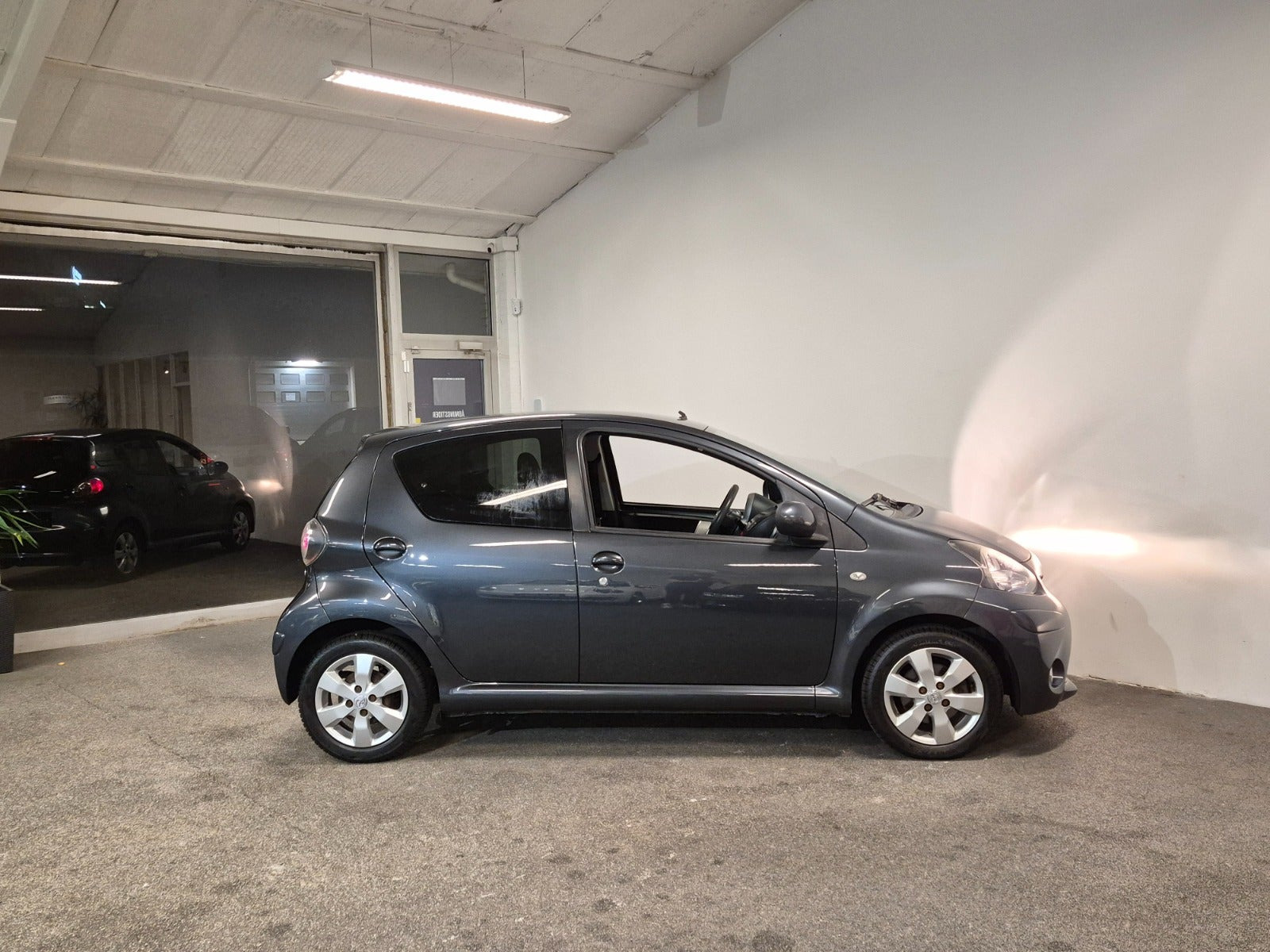 Grå Toyota Aygo fra 2014