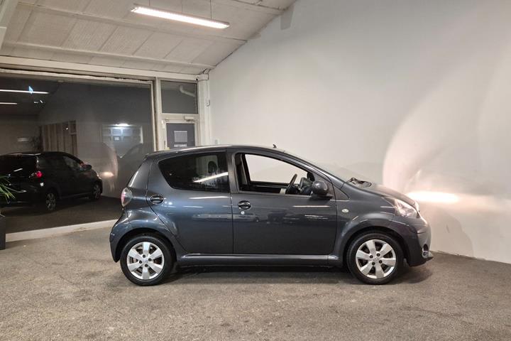 Grå Toyota Aygo fra 2014
