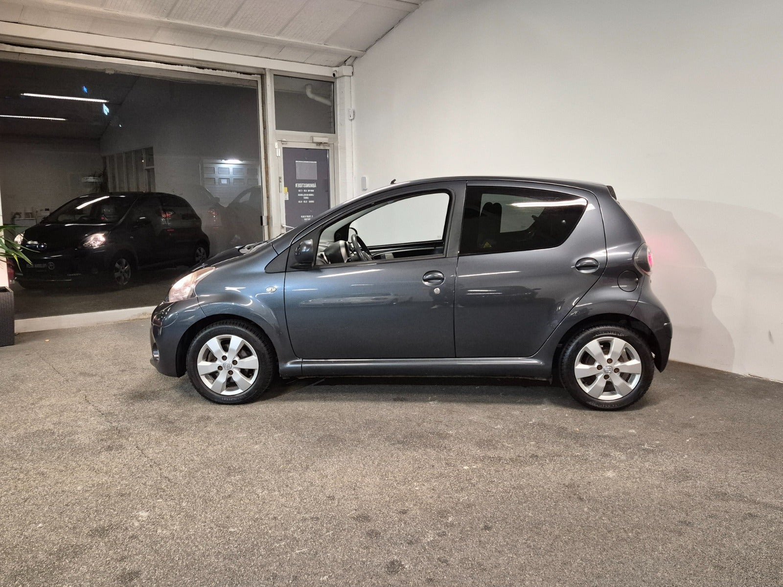 Grå Toyota Aygo fra 2014