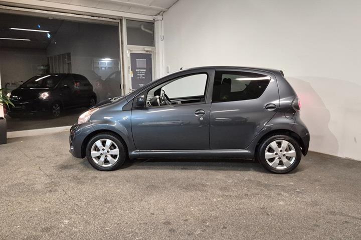Grå Toyota Aygo fra 2014