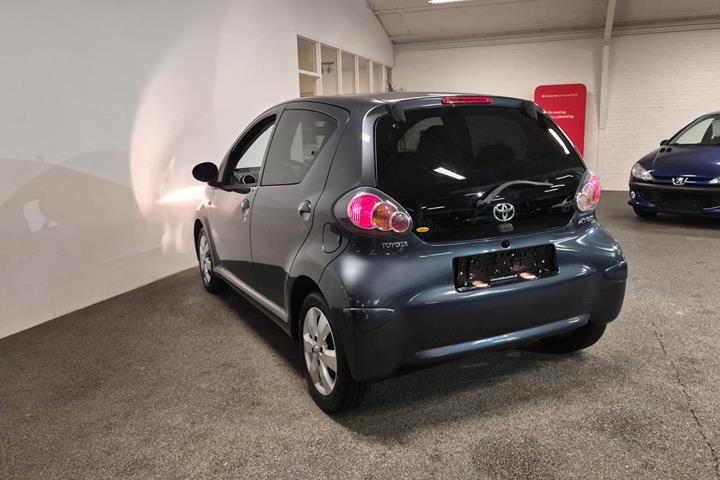 Grå Toyota Aygo fra 2014