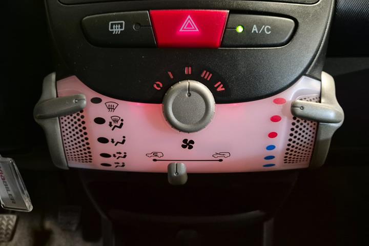 Grå Toyota Aygo fra 2014
