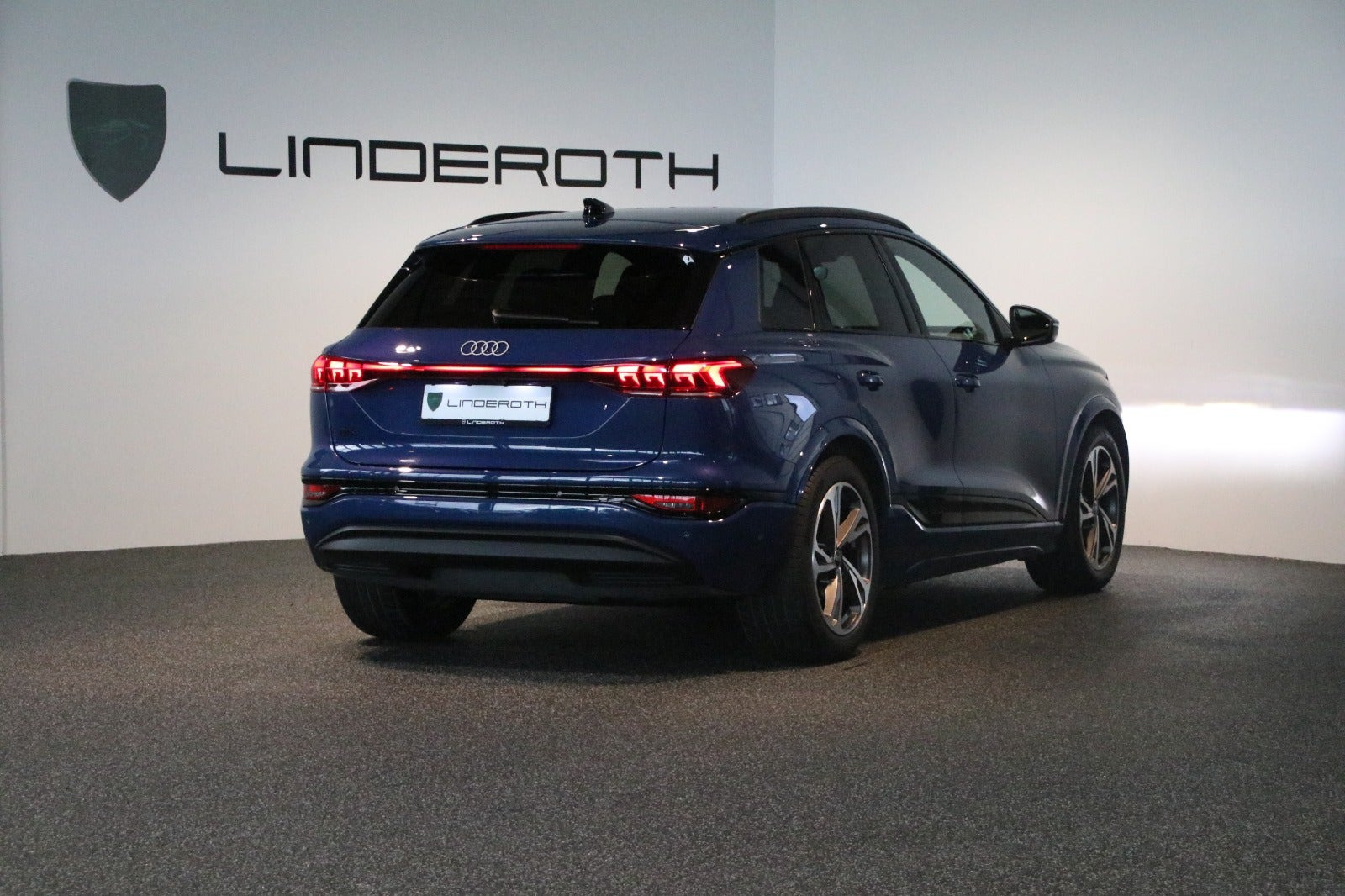 Blå Audi Q6 e-tron fra 2025