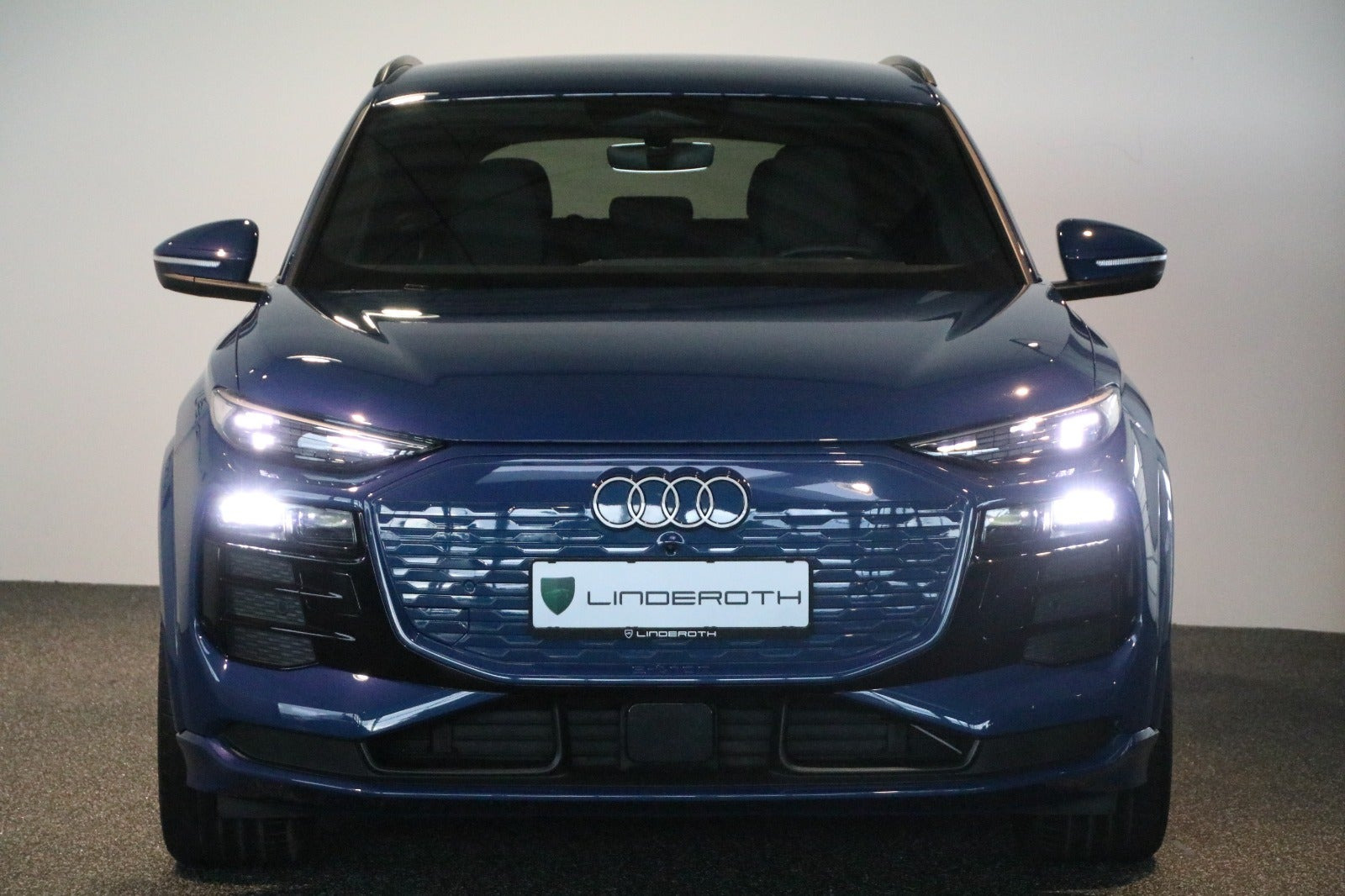 Blå Audi Q6 e-tron fra 2025