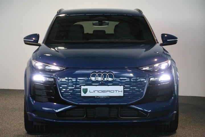 Blå Audi Q6 e-tron fra 2025