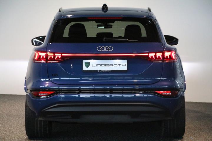Blå Audi Q6 e-tron fra 2025