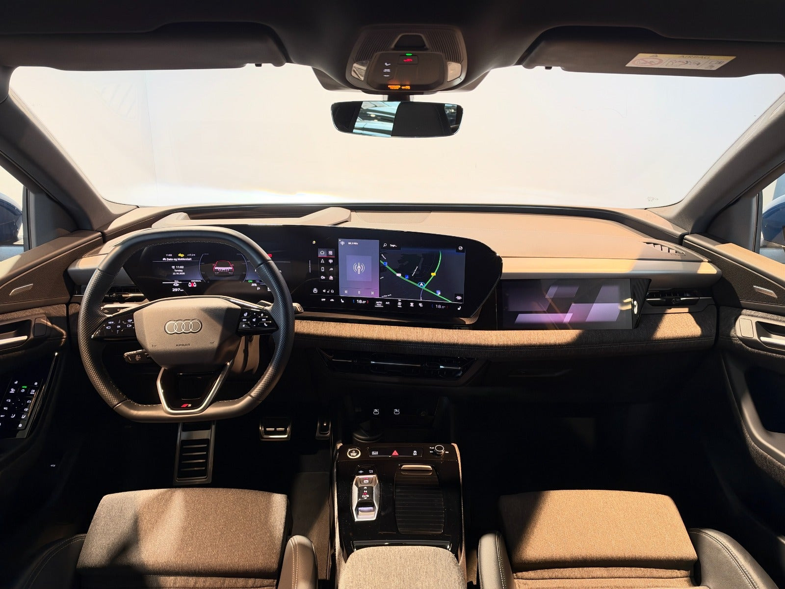 Blå Audi Q6 e-tron fra 2025