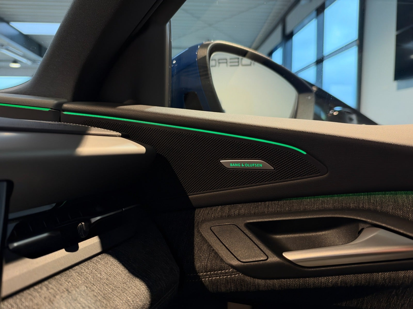 Blå Audi Q6 e-tron fra 2025