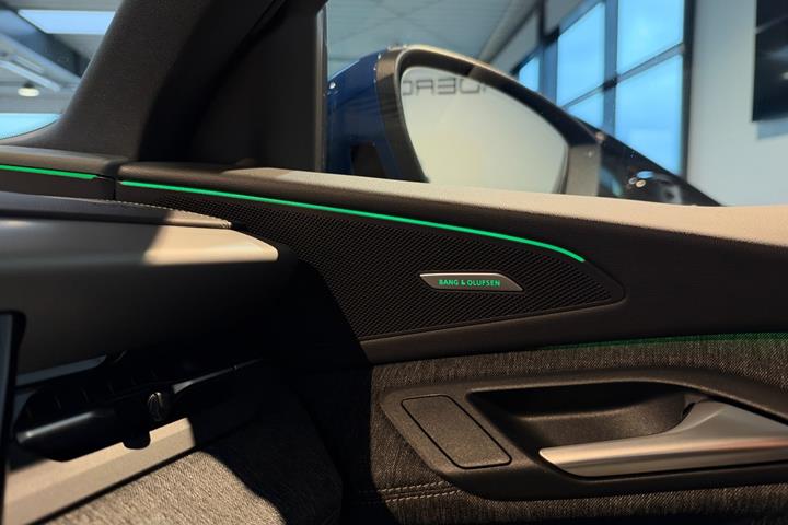 Blå Audi Q6 e-tron fra 2025