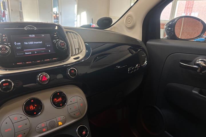 Blå Fiat 500C fra 2015