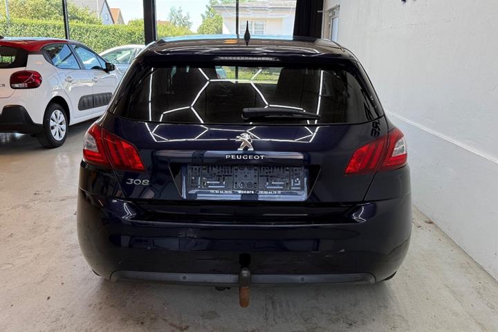 Blå Peugeot 308 fra 2016