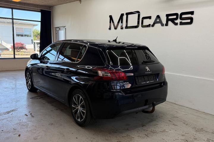 Blå Peugeot 308 fra 2016