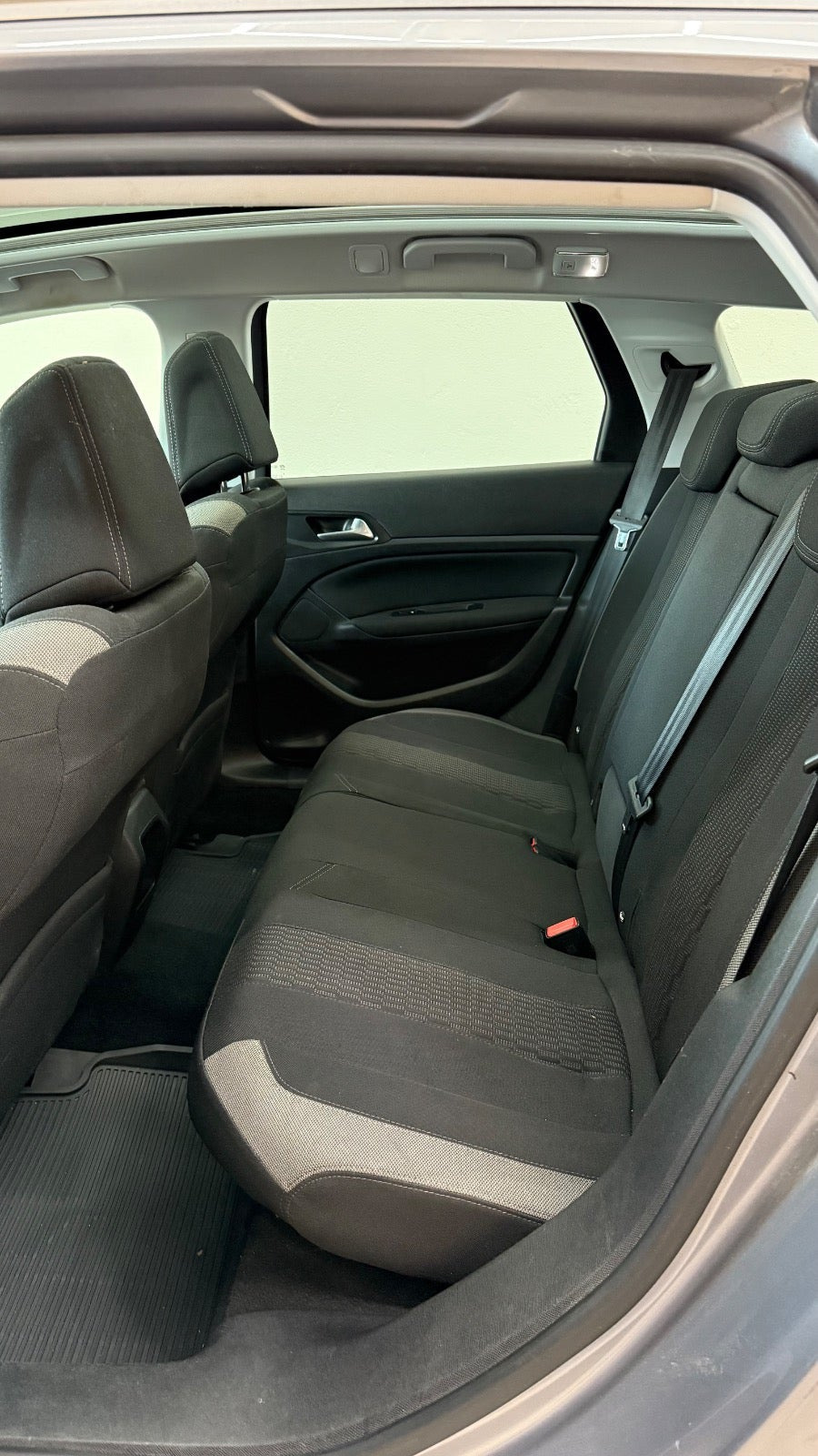 Blå Peugeot 308 fra 2016