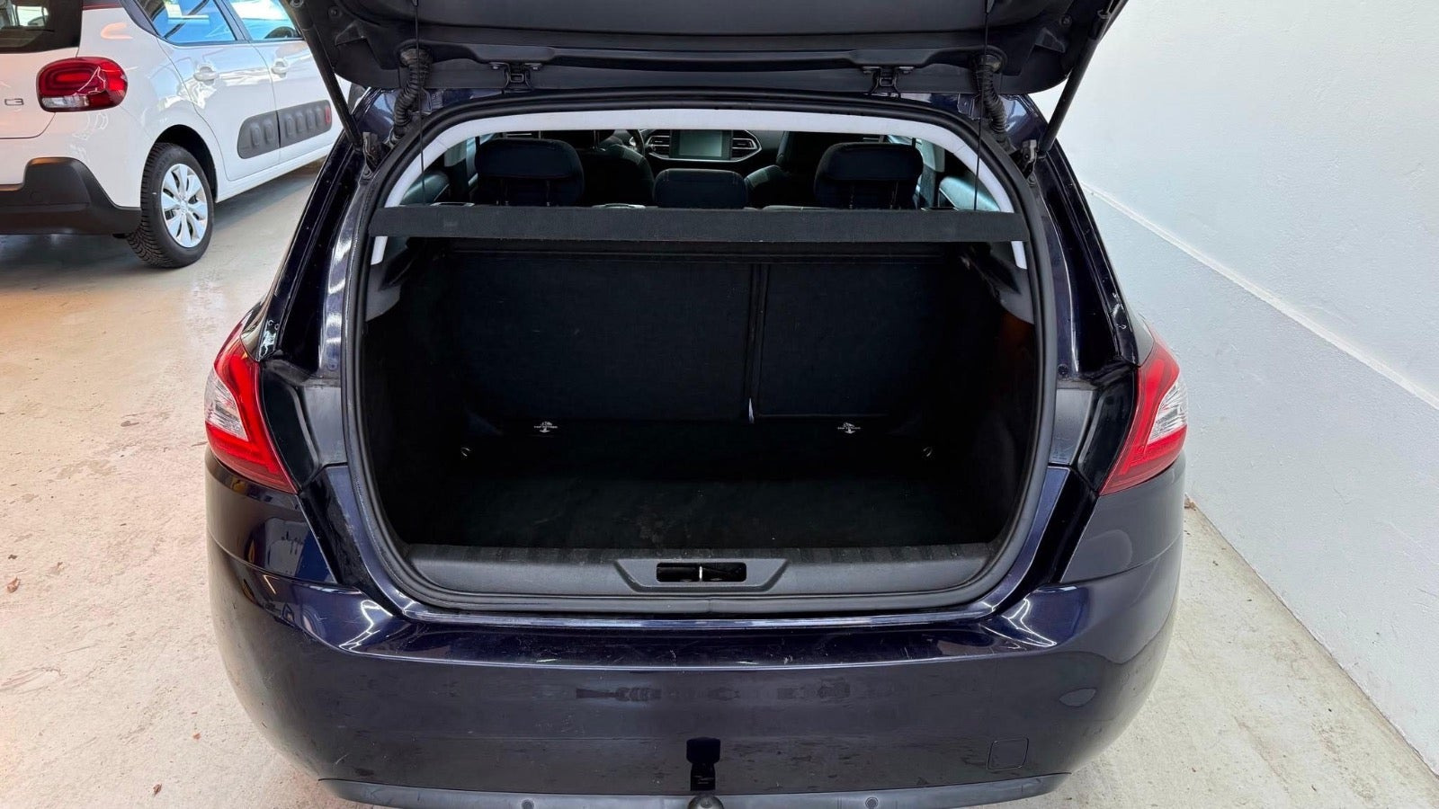 Blå Peugeot 308 fra 2016