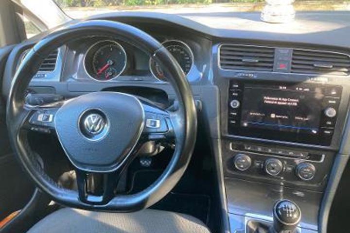Sølv VW Golf fra 2017