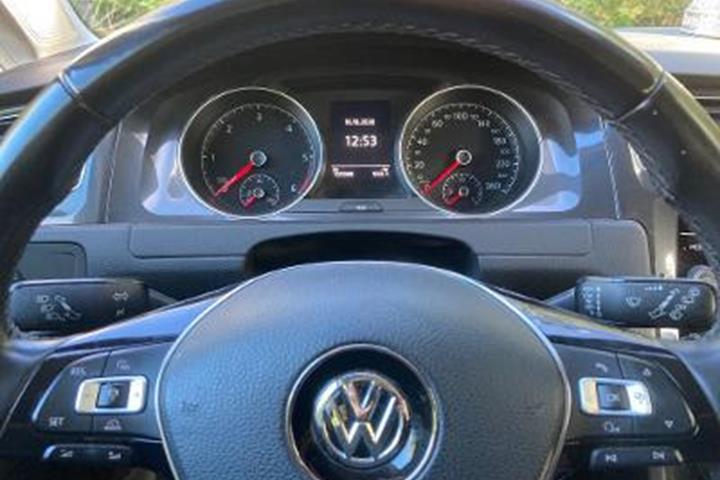 Sølv VW Golf fra 2017