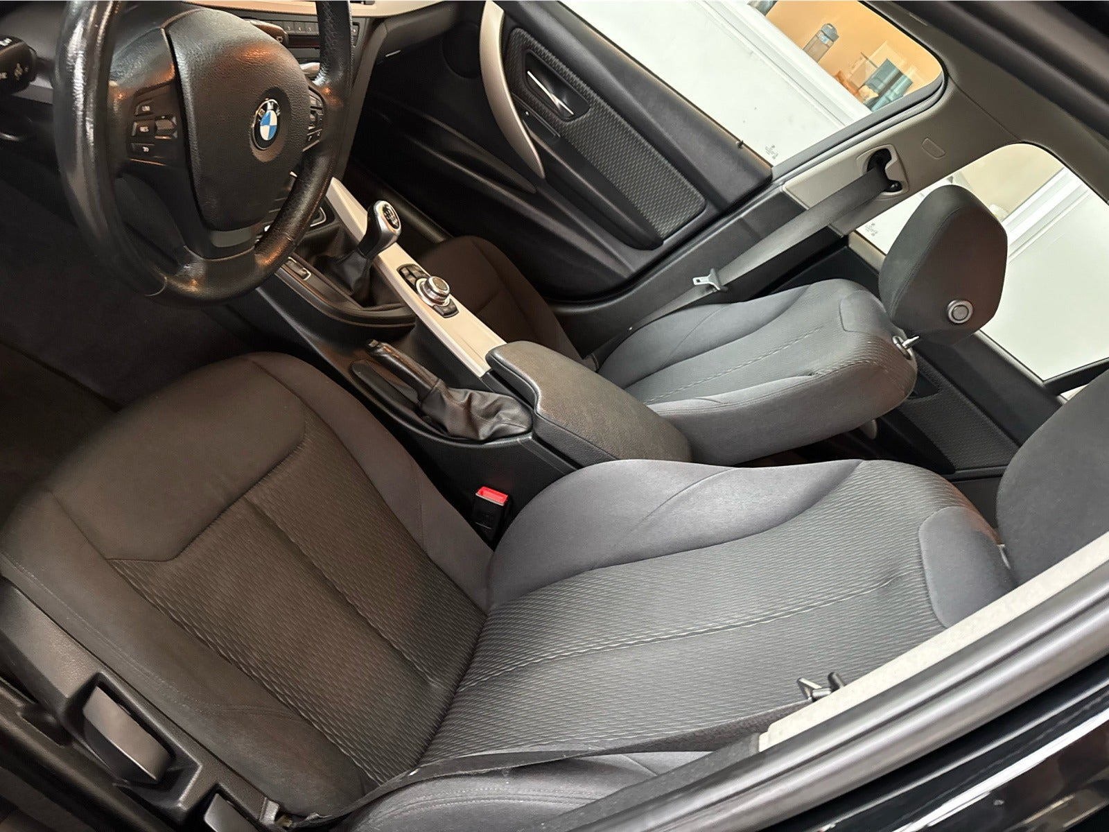 Sort BMW 320d fra 2014