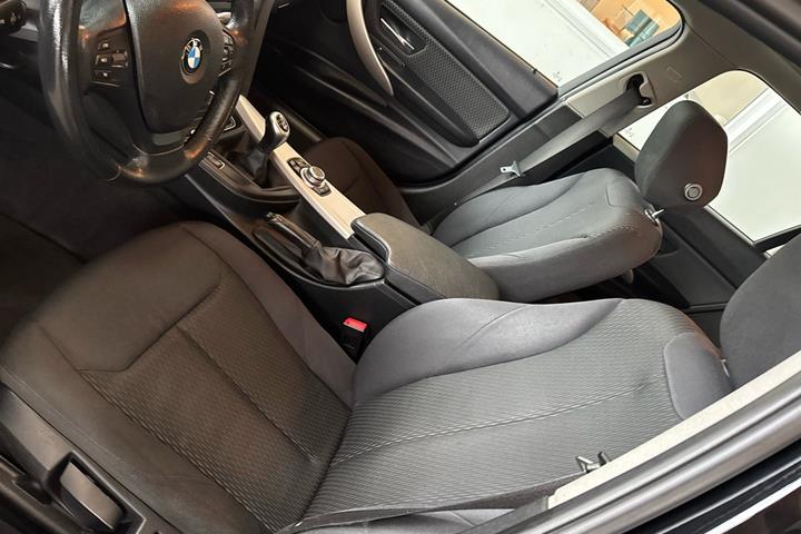 Sort BMW 320d fra 2014
