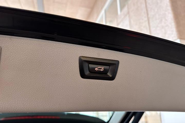 Sort BMW 320d fra 2014