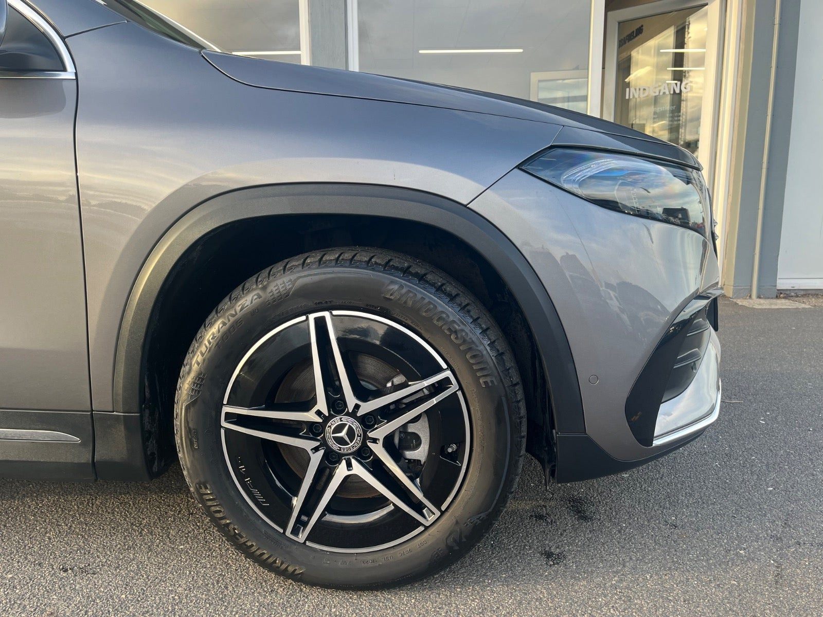 Sølv Mercedes EQA300 fra 2024