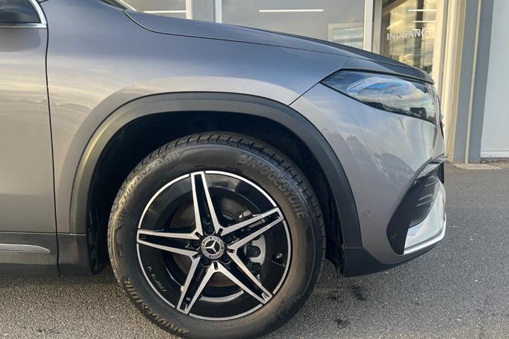 Sølv Mercedes EQA300 fra 2024