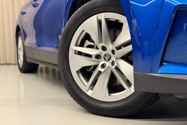 Blå Skoda Enyaq fra 2023