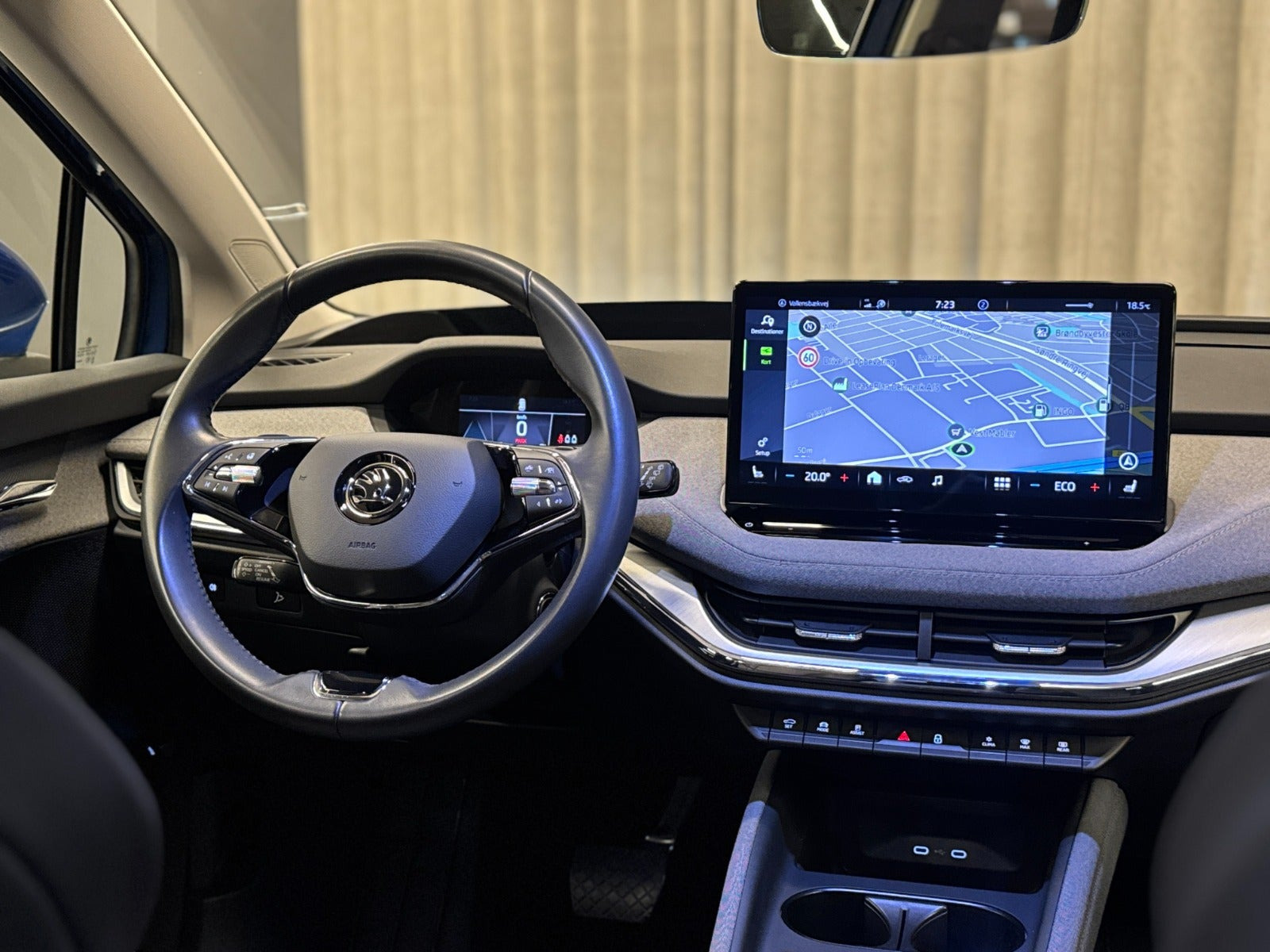 Blå Skoda Enyaq fra 2023