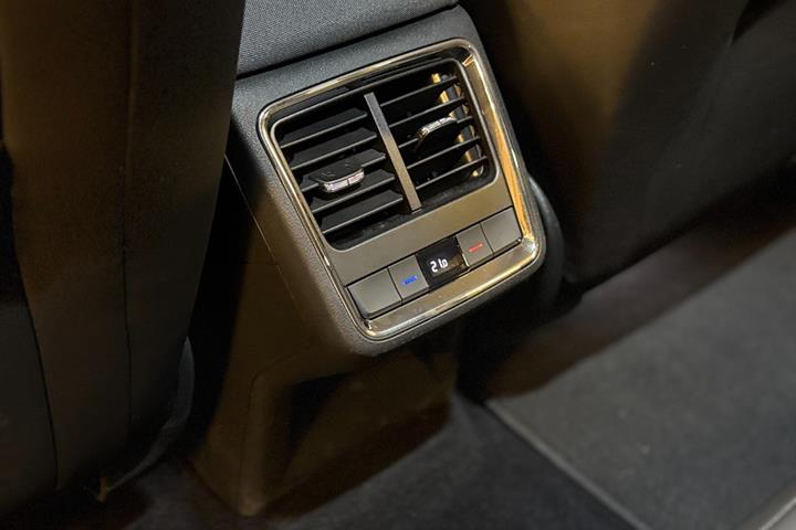 Blå Skoda Enyaq fra 2023