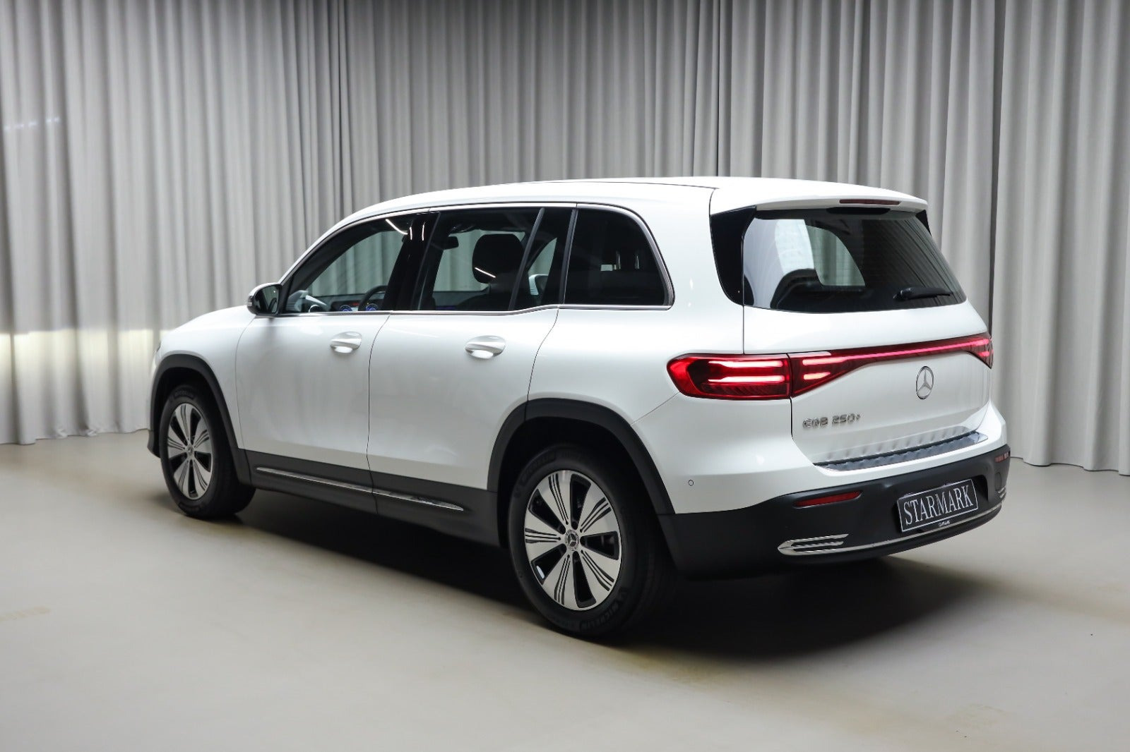 Hvid Mercedes EQB250+ fra 2026