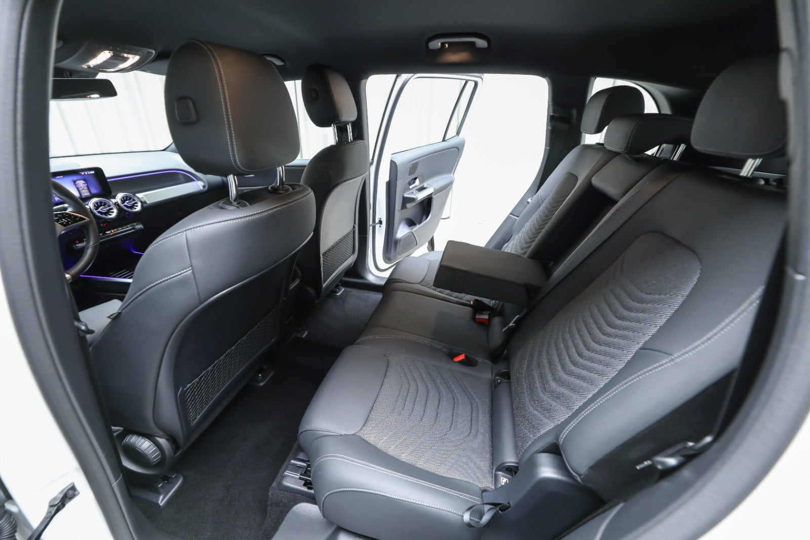 Hvid Mercedes EQB250+ fra 2026