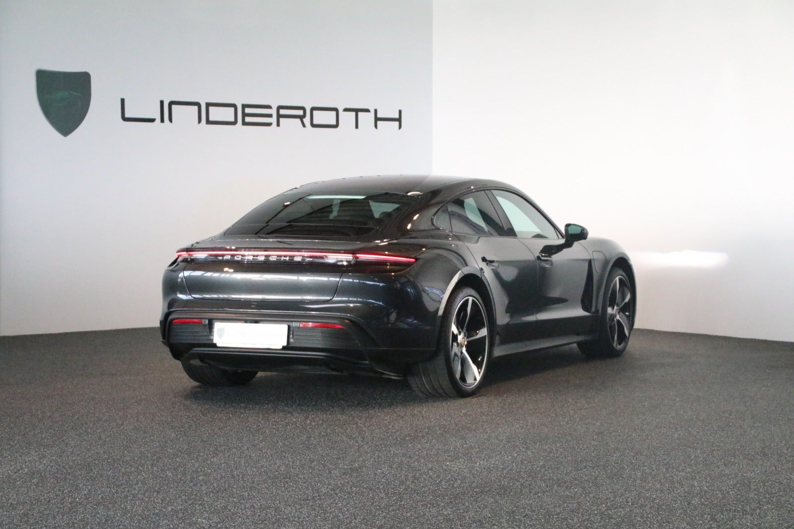 Grå Porsche Taycan 4S fra 2021