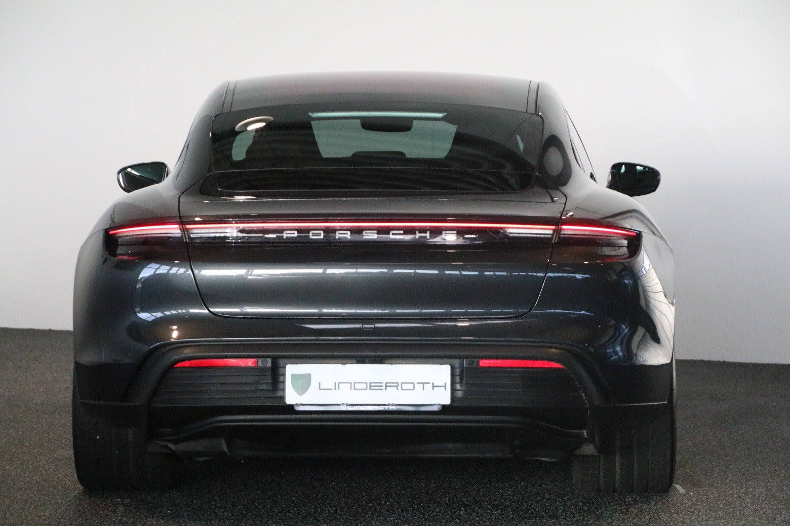 Grå Porsche Taycan 4S fra 2021