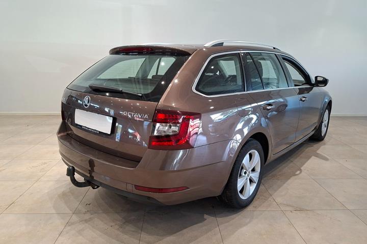 Brun Skoda Octavia fra 2020
