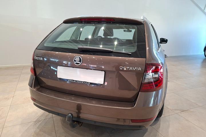 Brun Skoda Octavia fra 2020