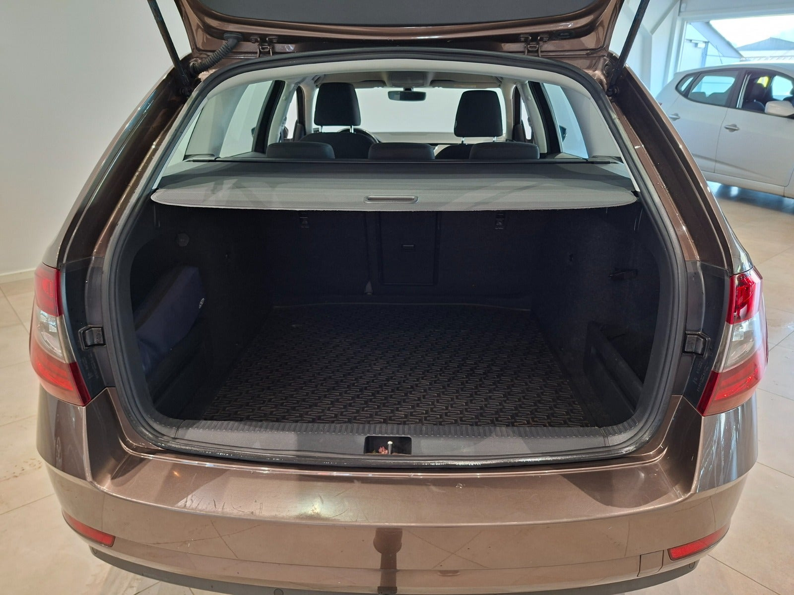 Brun Skoda Octavia fra 2020