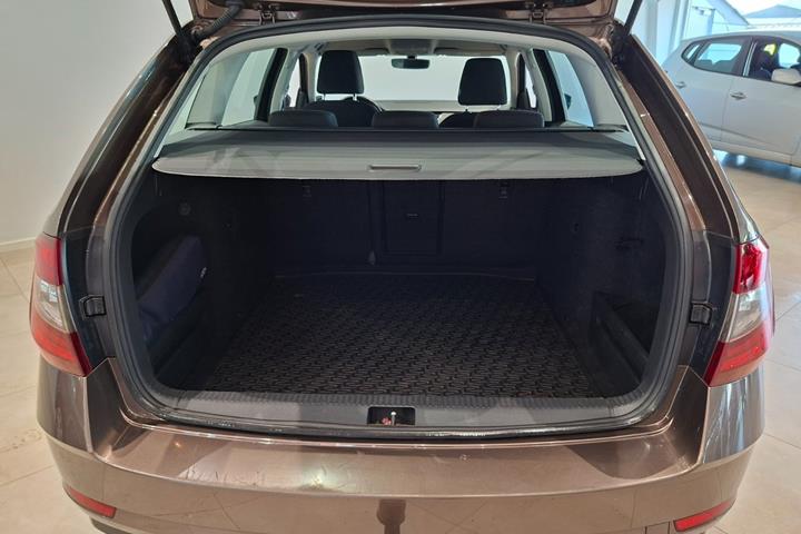 Brun Skoda Octavia fra 2020