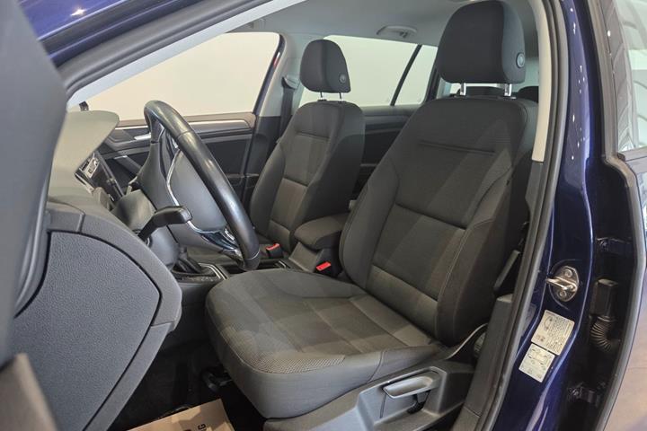 Blå VW Golf VII fra 2020