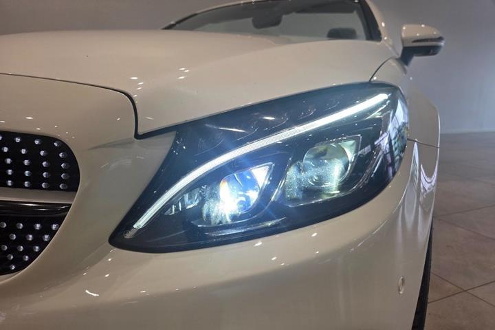 Hvid Mercedes C200 fra 2017