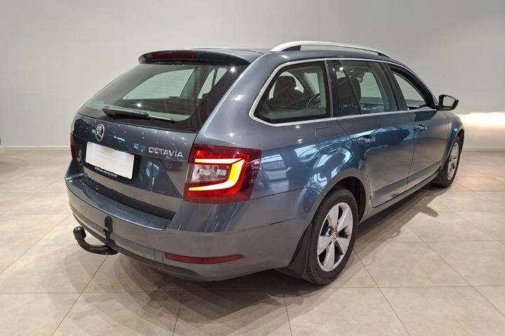 Grå Skoda Octavia fra 2019