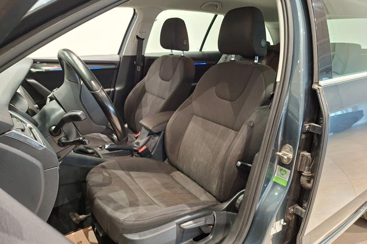 Grå Skoda Octavia fra 2019