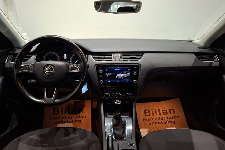 Grå Skoda Octavia fra 2019